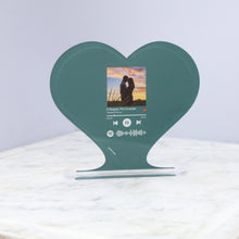 Carica l&#39;immagine nel visualizzatore di Gallery, Targa colorata a forma di cuore con base e codice spotify con foto personalizzabile 15cm x 18 cm
