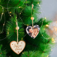 Carica l&#39;immagine nel visualizzatore di Gallery, Decoro natalizio n legno a forma di cuore con foto personalizzabile
