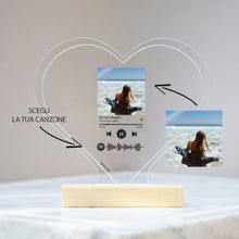 Carica l&#39;immagine nel visualizzatore di Gallery, Targa a forma di cuore con base in legno e codice spotify con foto personalizzabile 15cm x 18 cm

