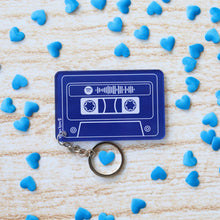 Carica l&#39;immagine nel visualizzatore di Gallery, Portachiavi cassetta blu con codice spotify personalizzabile
