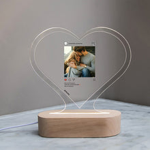 Carica l&#39;immagine nel visualizzatore di Gallery, Targa Instagram personalizzabile a forma di cuore con base in legno a led 15cm x 18cm
