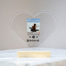 Carica l&#39;immagine nel visualizzatore di Gallery, Targa a forma di cuore con base in legno e codice spotify con foto personalizzabile 15cm x 18 cm
