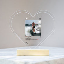 Carica l&#39;immagine nel visualizzatore di Gallery, Targa Instagram personalizzabile a forma di cuore con base in legno 15cm x 18cm

