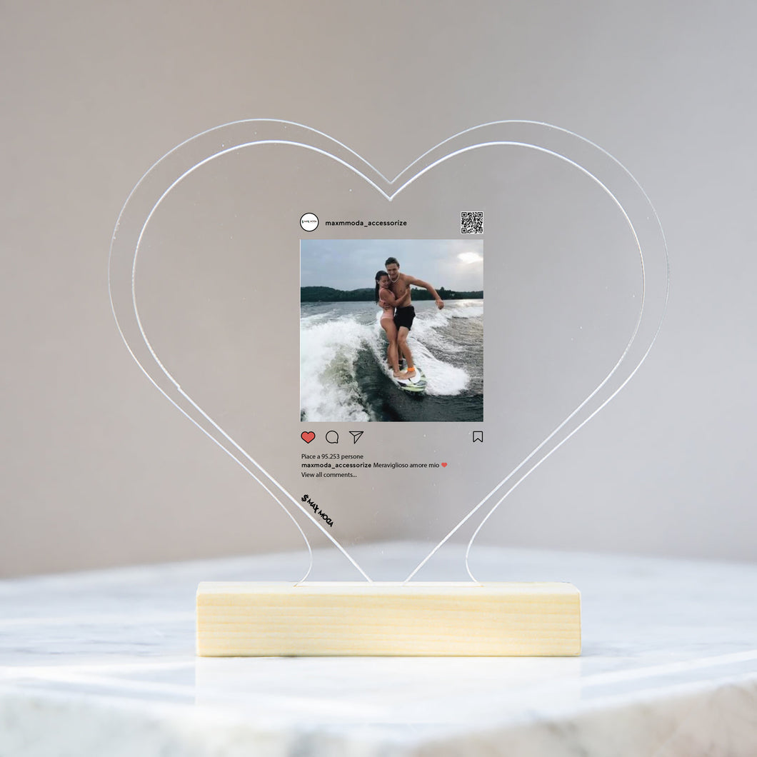 Targa Instagram personalizzabile a forma di cuore con base in legno 15cm x 18cm