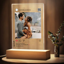 Carica l&#39;immagine nel visualizzatore di Gallery, Targa Instagram personalizzabile con base in legno a led 15cm x 20cm
