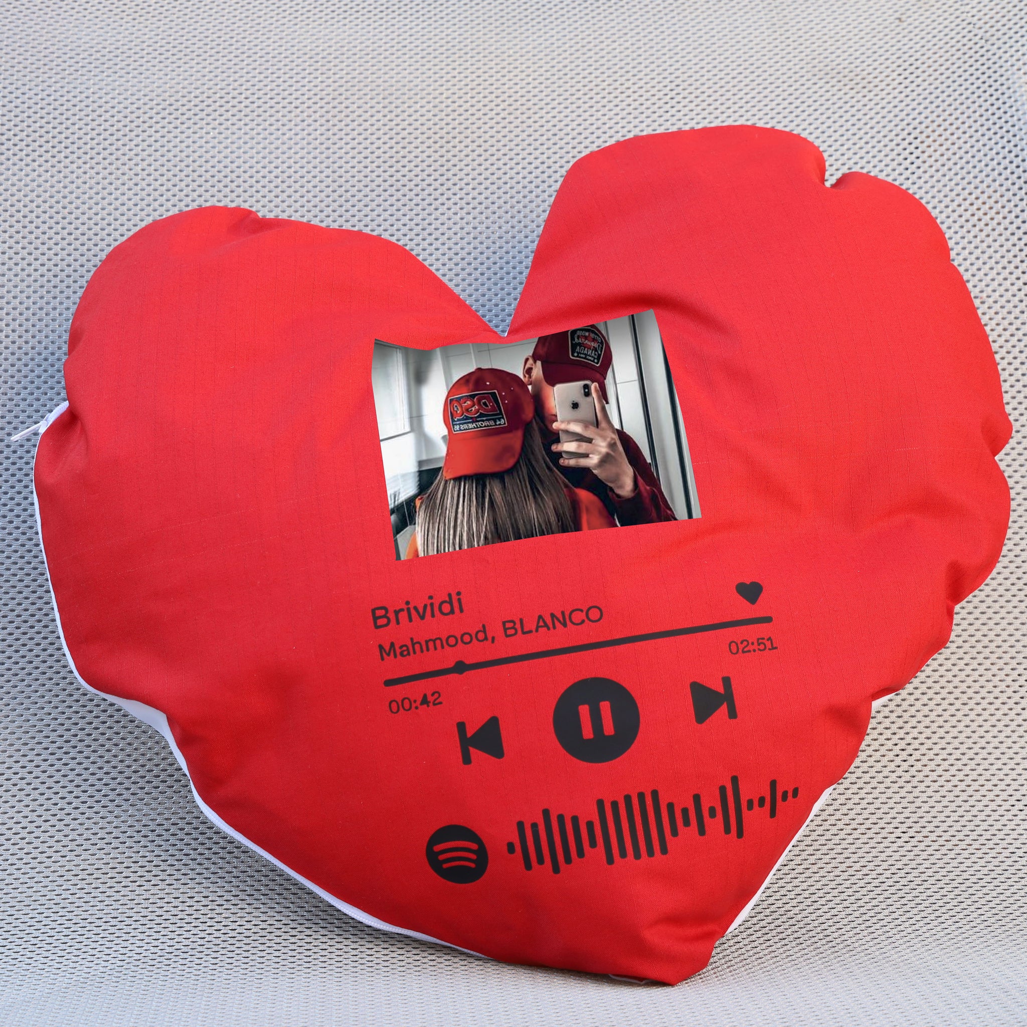 Cuscino a forma di cuore rosso con codice spotify e foto personalizzab –