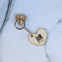 Carica l&#39;immagine nel visualizzatore di Gallery, Portachiavi in legno a forma di cuore con codice spotify e foto personalizzabile 5cm x 4cm
