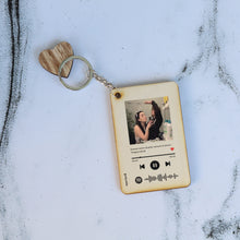 Carica l&#39;immagine nel visualizzatore di Gallery, Portachiavi in legno con codice Spotify e foto personalizzabile 8,5 x 5,5 cm

