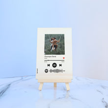 Carica l&#39;immagine nel visualizzatore di Gallery, Targa in legno con stand in legno e codice spotify con foto personalizzabile 10cm x 15cm
