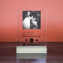Carica l&#39;immagine nel visualizzatore di Gallery, Targa base in legno con foto e brano con frase personalizzabile 15cm x 20cm
