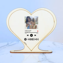 Carica l&#39;immagine nel visualizzatore di Gallery, Targa in legno a forma di cuore con base e codice spotify con foto personalizzabile 15cm x 18 cm
