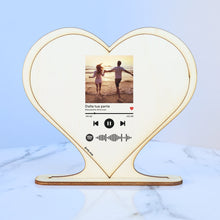 Carica l&#39;immagine nel visualizzatore di Gallery, Targa in legno a forma di cuore con base e codice spotify con foto personalizzabile 15cm x 18 cm
