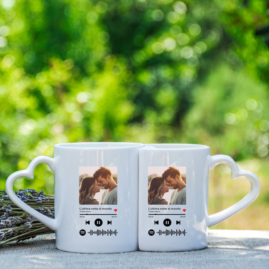 Coppia di tazze con manico a forma di cuore con codice Spotify e foto personalizzabile
